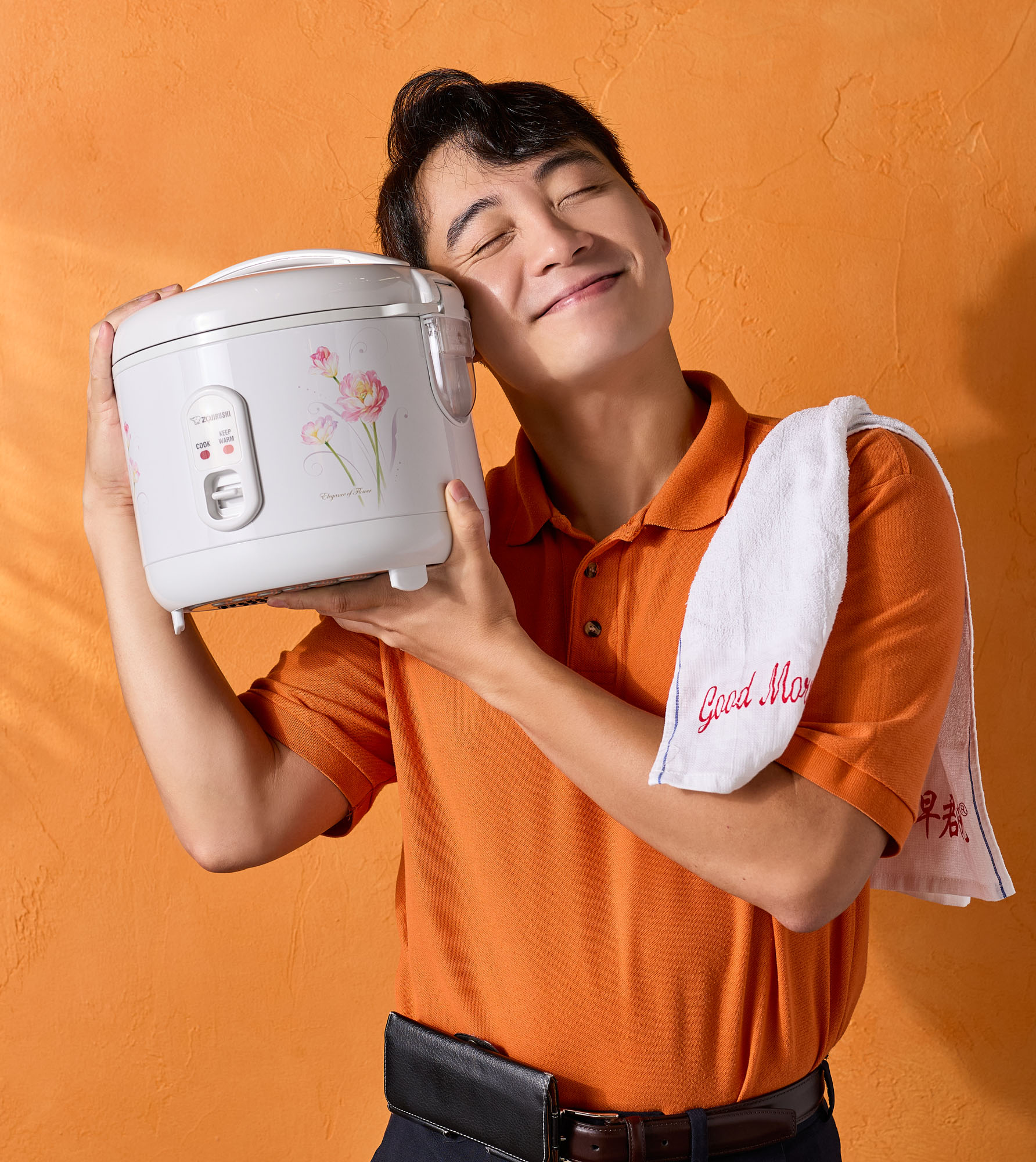 Nigel Ng cuddling a flowery rice cooker